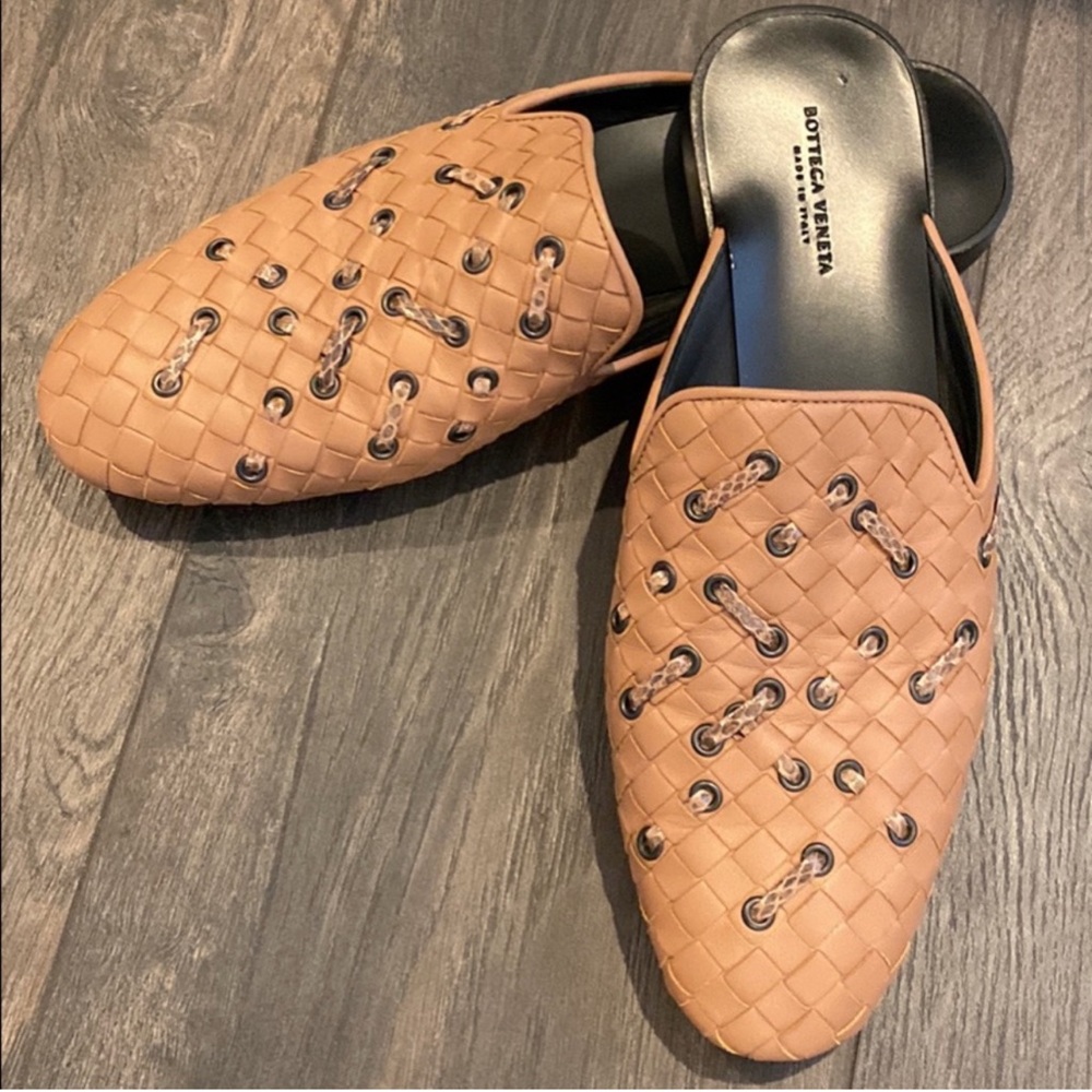 Bottega vineta slip on .